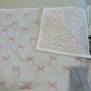 Charming Pink Bow Quilt by [Brand]
